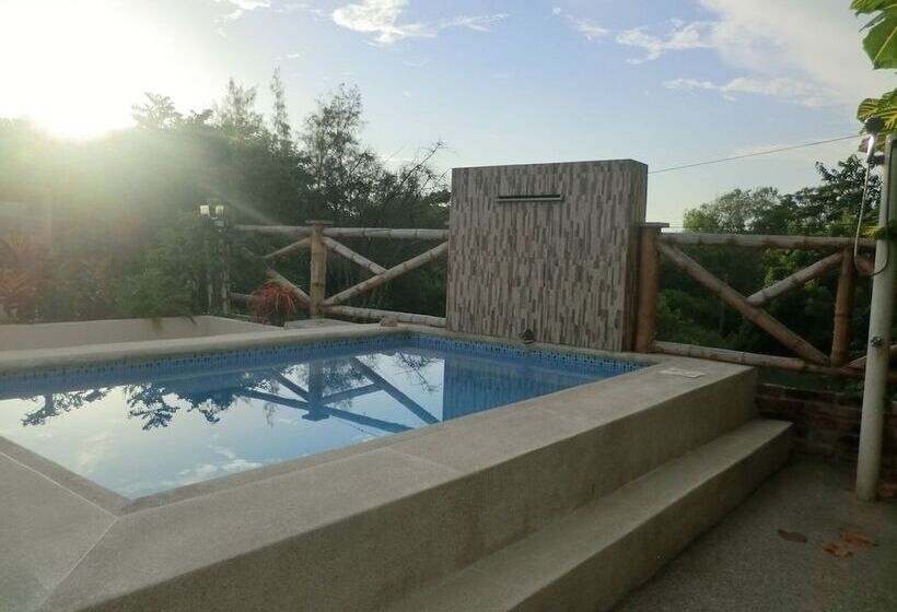 هتل Charlie Suites Ayampe