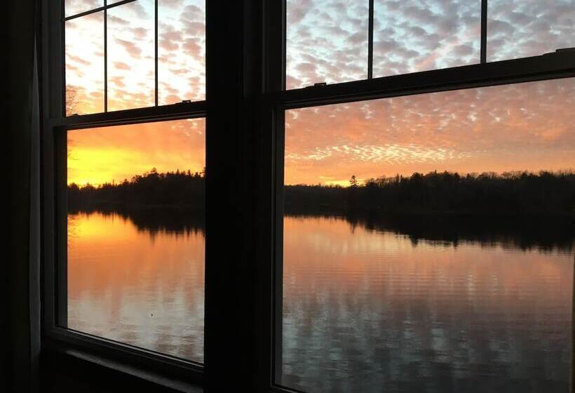 ホテル Hanging Horn Lakeside Resort