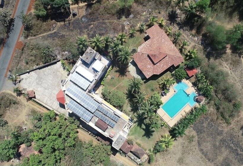 בית מלון כפרי Konkan Crown Resort & Club Sawantwadi