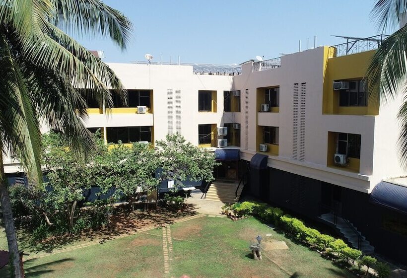 בית מלון כפרי Konkan Crown Resort & Club Sawantwadi