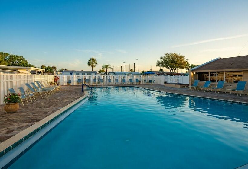 فندق Rainbow Village Of Largo