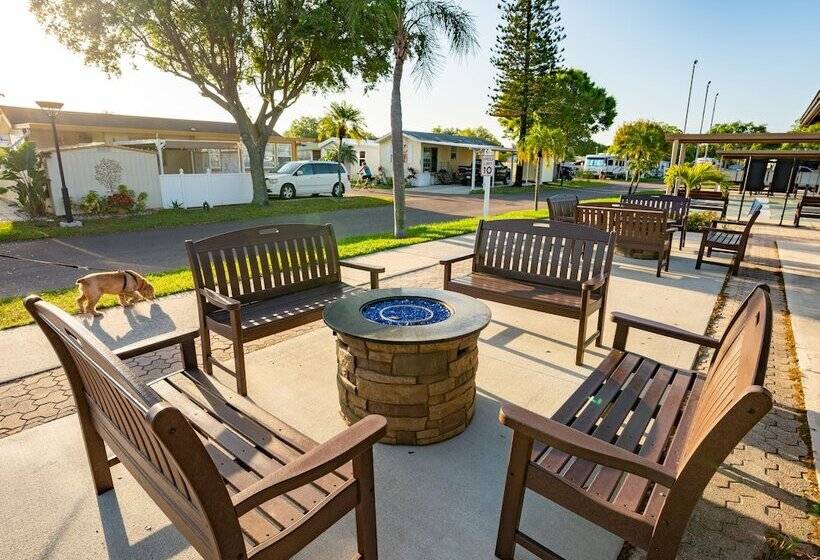 فندق Rainbow Village Of Largo