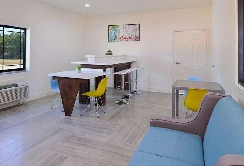 Отель Scottish Inn & Suites