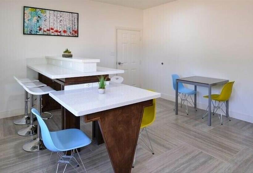 Отель Scottish Inn & Suites