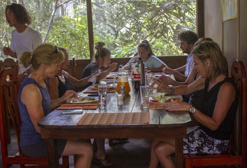 هتل Tambopata River