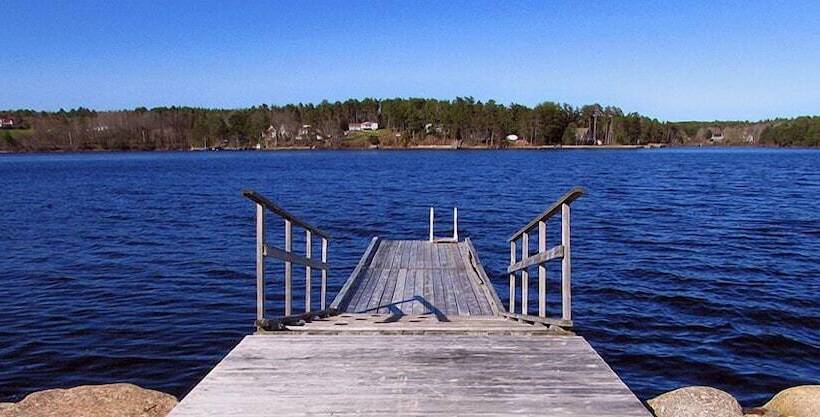 Lighthouse Motel & Cottages