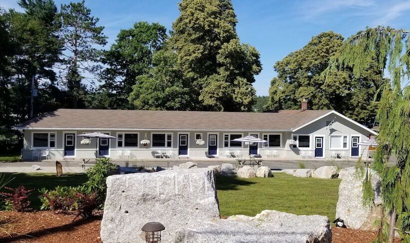 Lighthouse Motel & Cottages