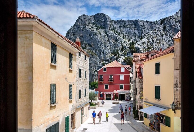 פנסיון Inn By The River