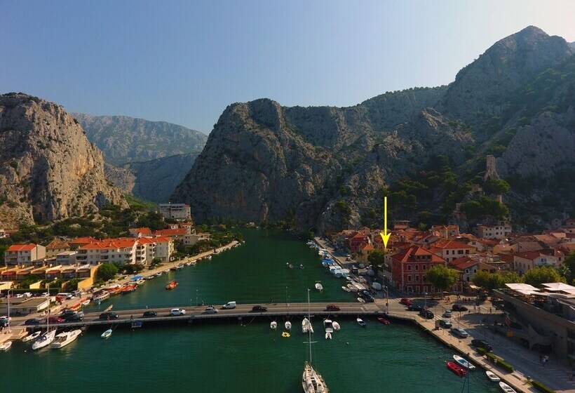 پانسیون Inn By The River