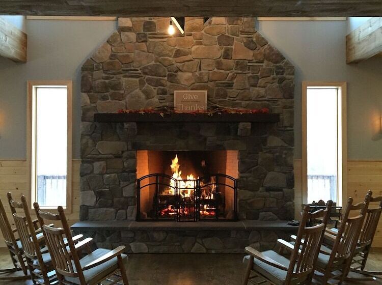 بنسيون The Retreat At Norwich Lake