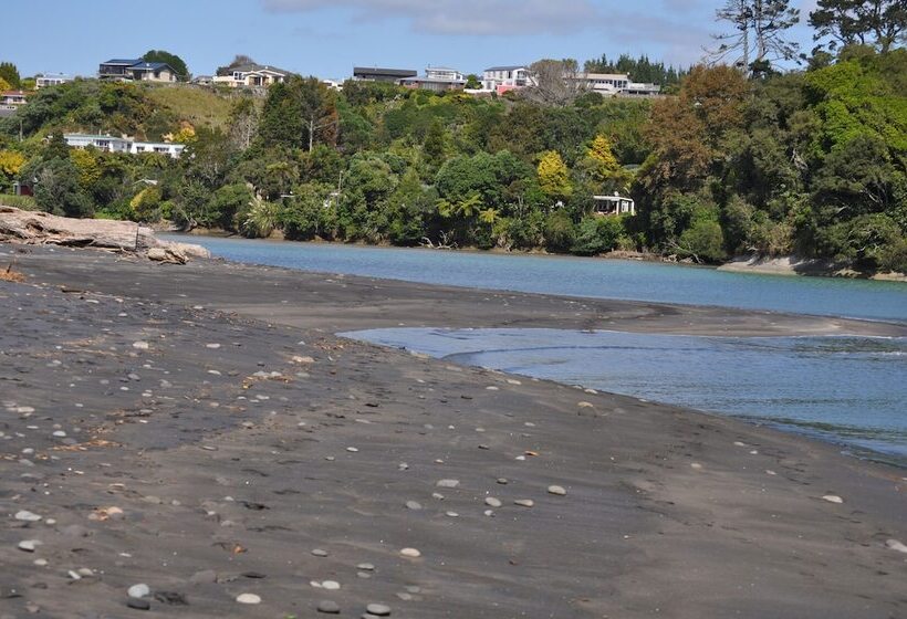 استراحتگاه Urenui Beach Camp