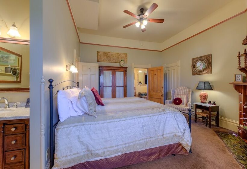 Sanders   Helena S Bed And Breakfast