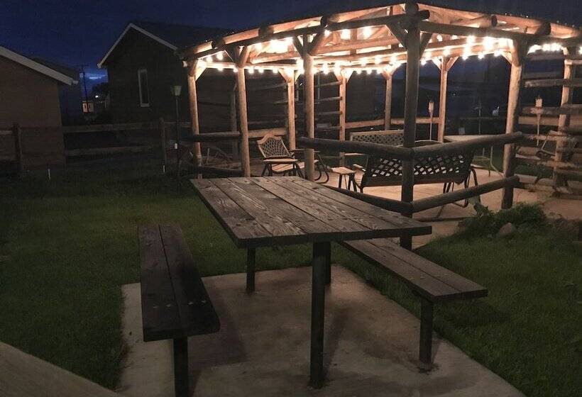 Tenderfoot Cabins & Motel