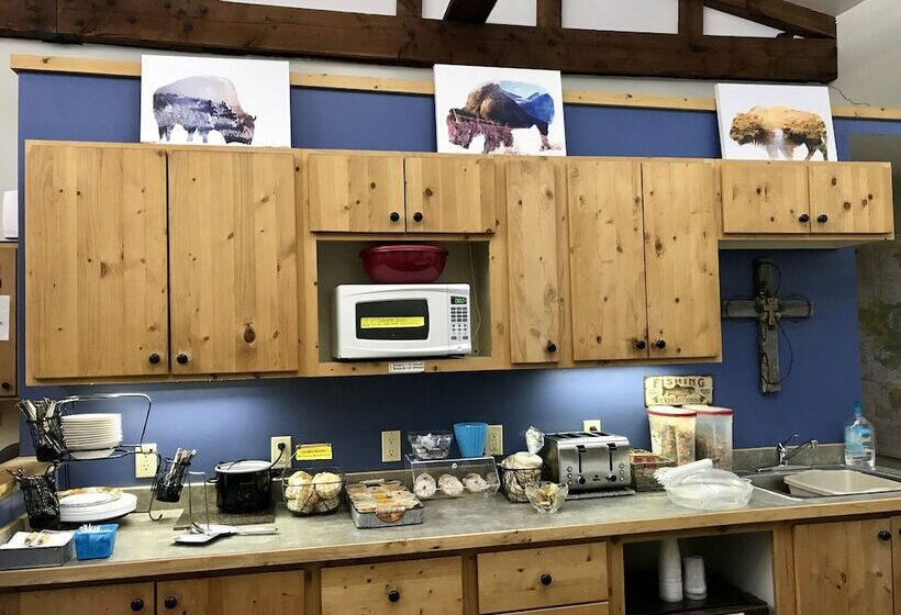 Tenderfoot Cabins & Motel