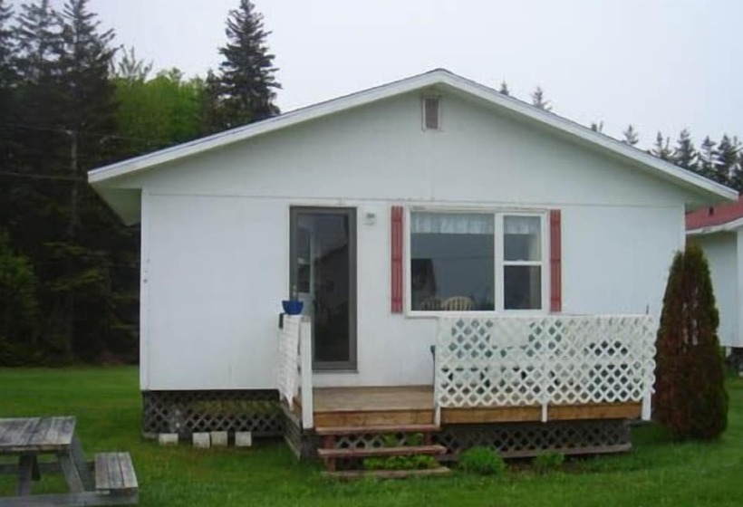 Baywatch Lighthouse Cottages & Motel