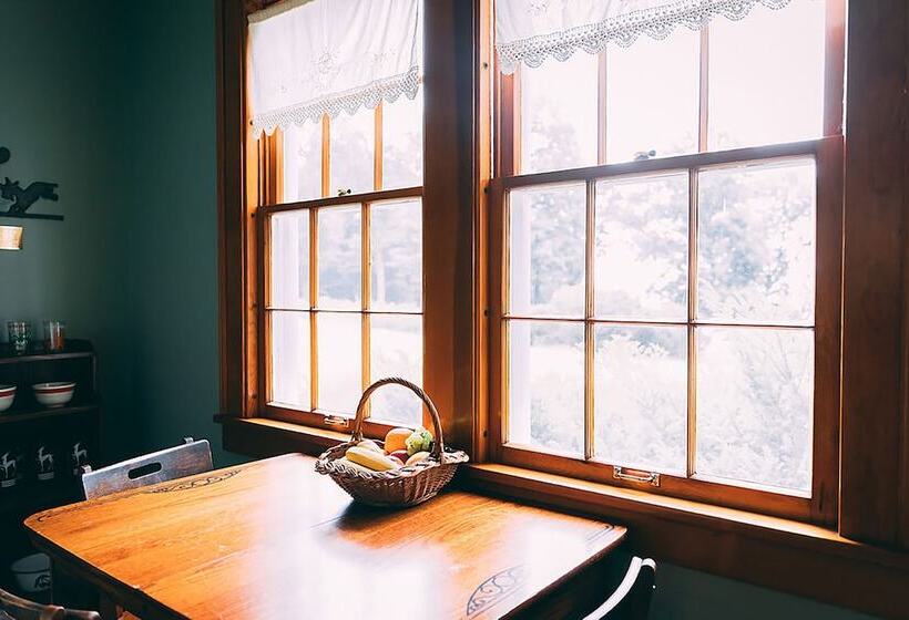 ベッドアンドブレックファースト Four Mounds Inn