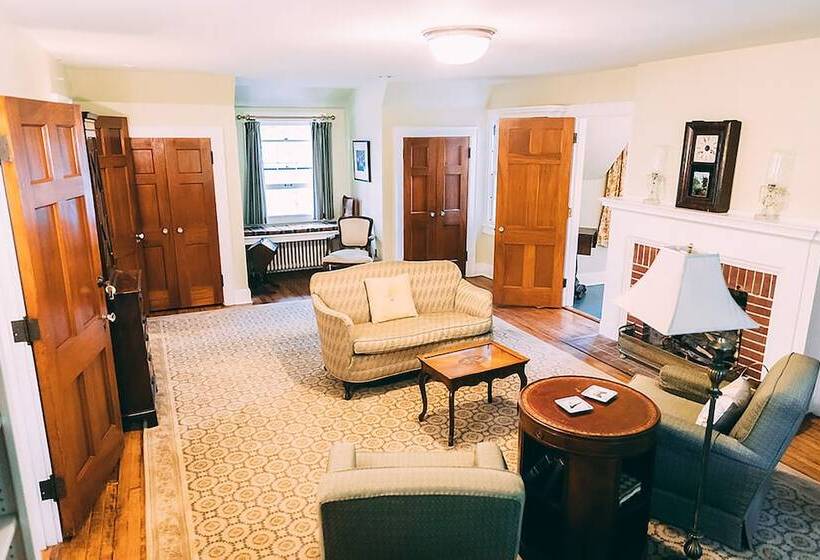 ベッドアンドブレックファースト Four Mounds Inn