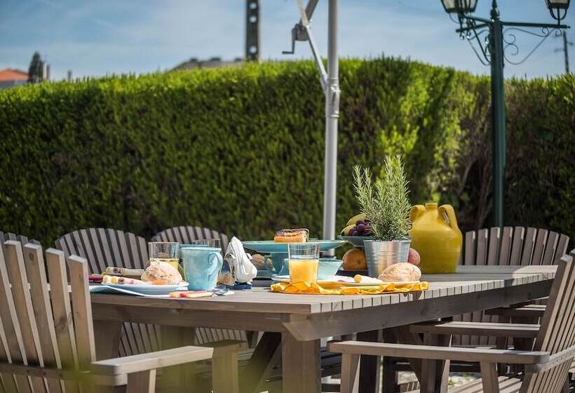 Ericeira Villa Surf Camp Hostel