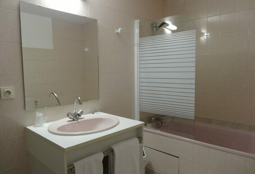 בית מלון כפרי Hôtel De La Tour