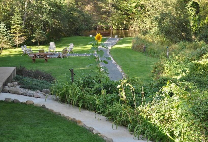 فندق Red Moose Lodge