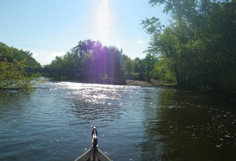 فندق Red Moose Lodge