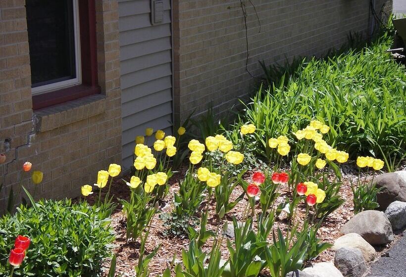 فندق Red Moose Lodge