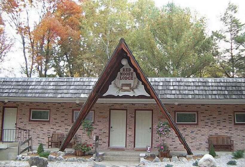 فندق Red Moose Lodge