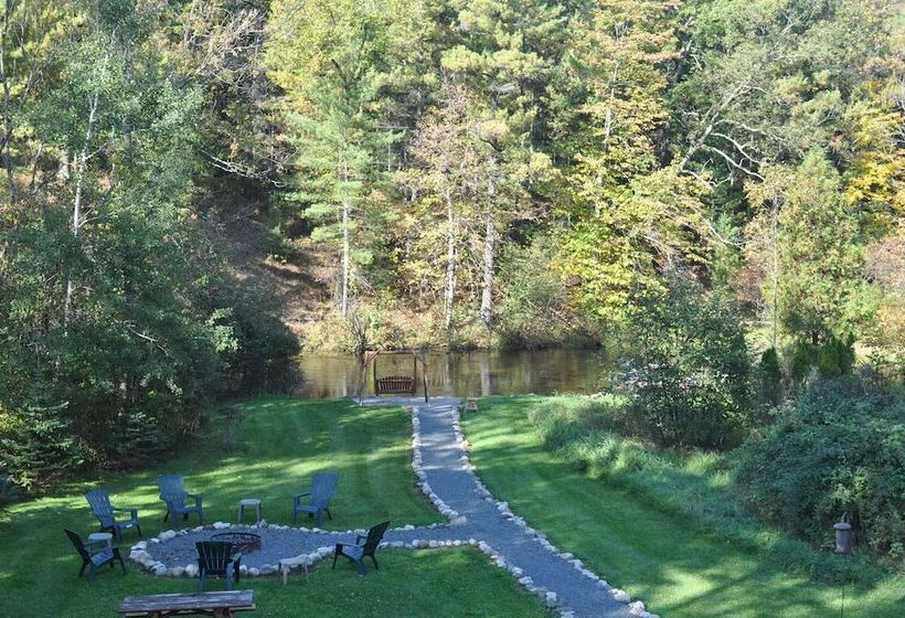 فندق Red Moose Lodge