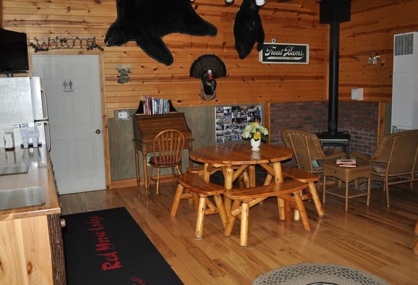 فندق Red Moose Lodge