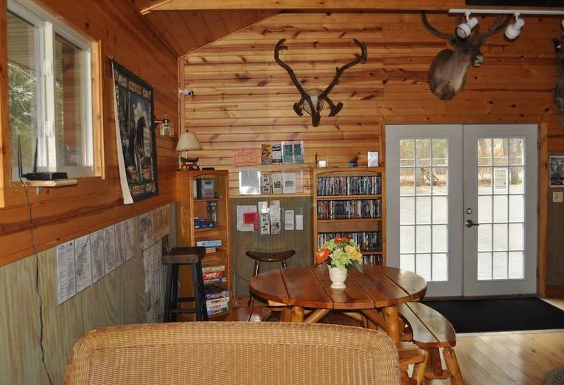 فندق Red Moose Lodge