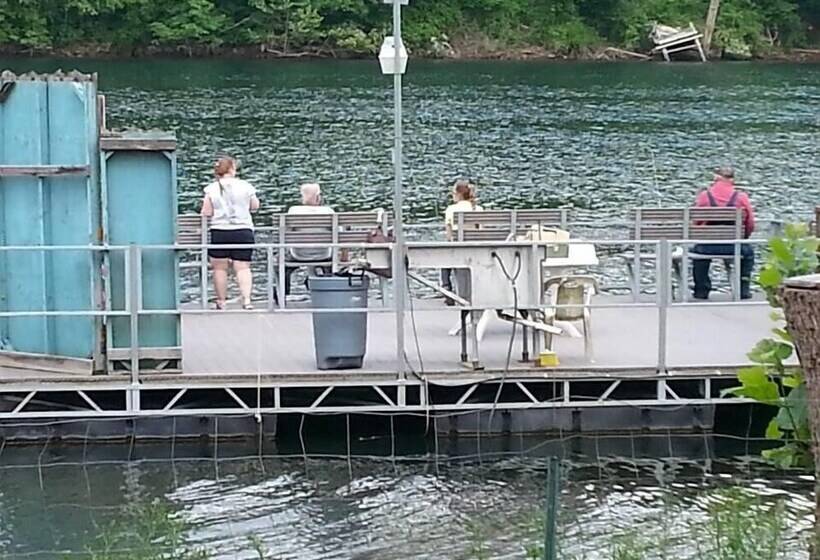 فندق Taneycomo Lakefront Resort