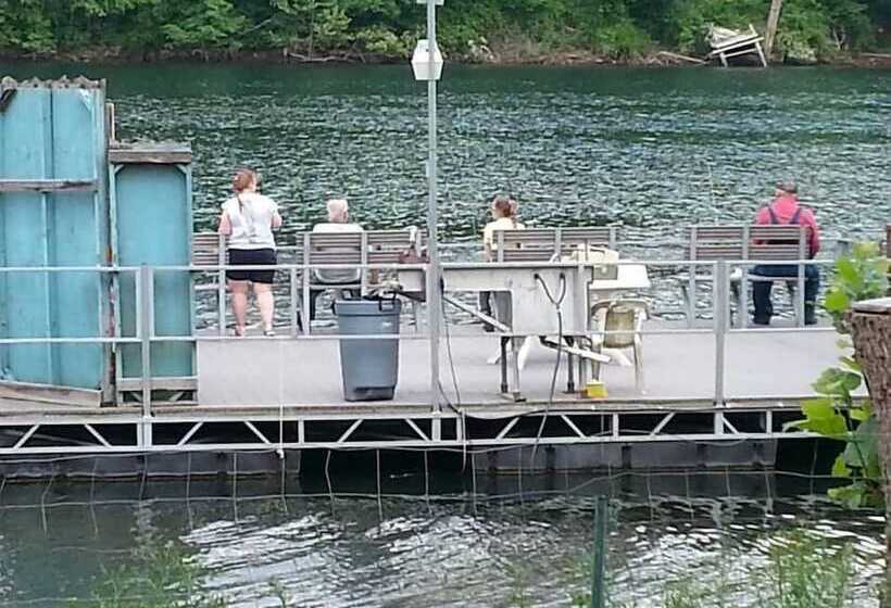 فندق Taneycomo Lakefront Resort