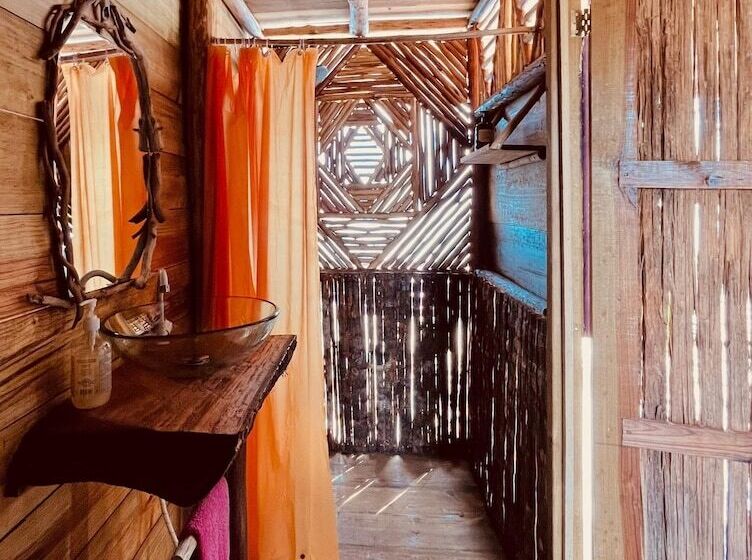 فندق Urraca Monkey Island Eco Resort