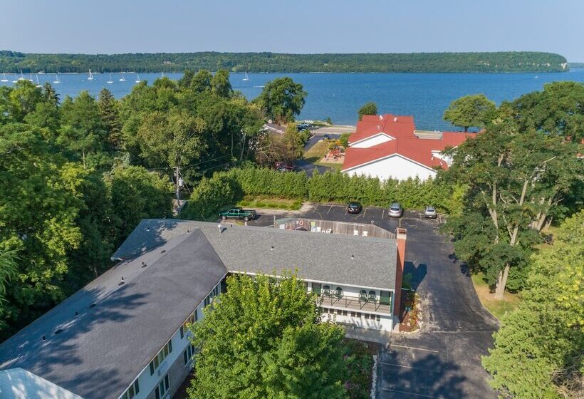 فندق Village Green Lodge