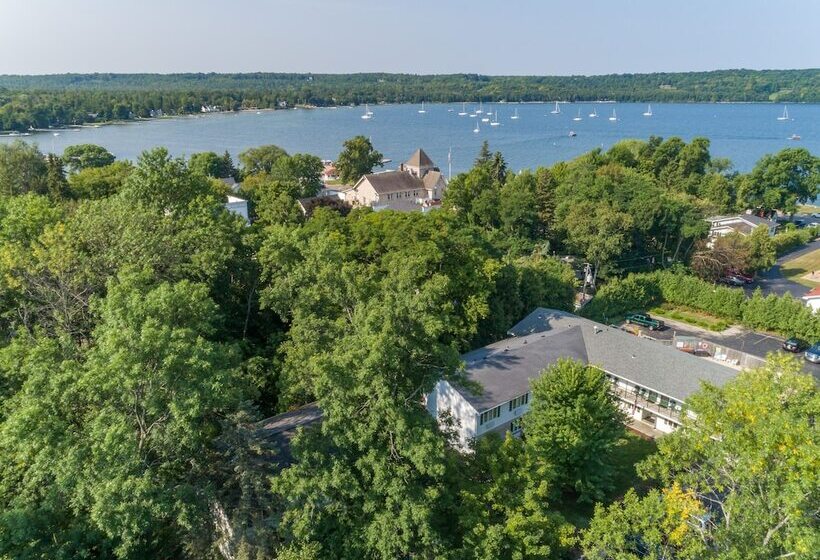 فندق Village Green Lodge