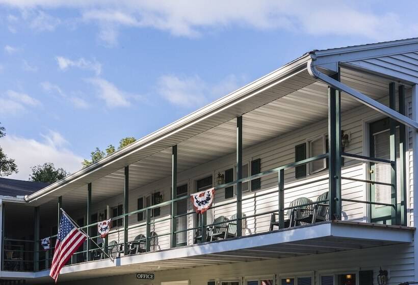 فندق Village Green Lodge