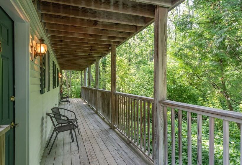 فندق Village Green Lodge