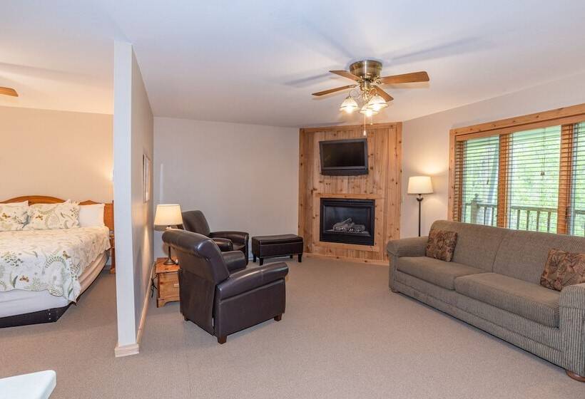 فندق Village Green Lodge