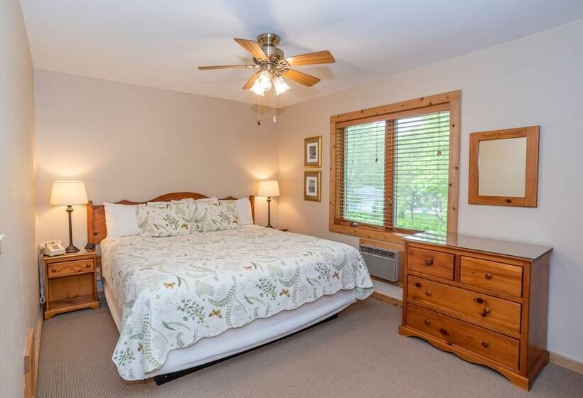 فندق Village Green Lodge