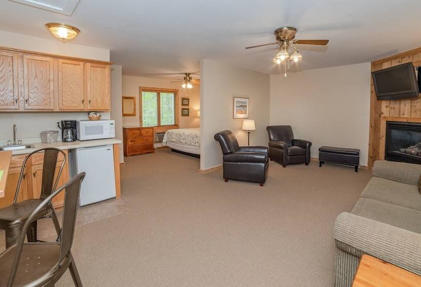 فندق Village Green Lodge