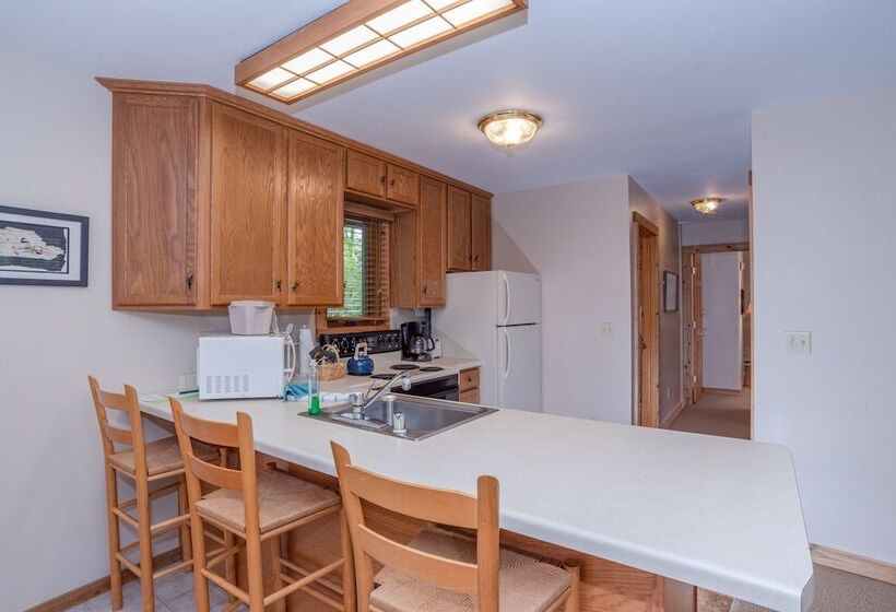 فندق Village Green Lodge