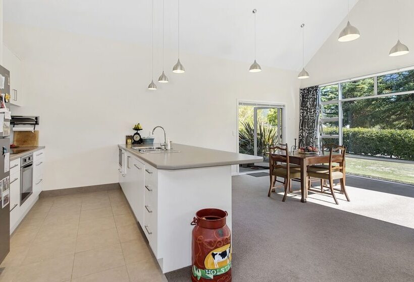 Lupin Lodge Bed And Breakfast