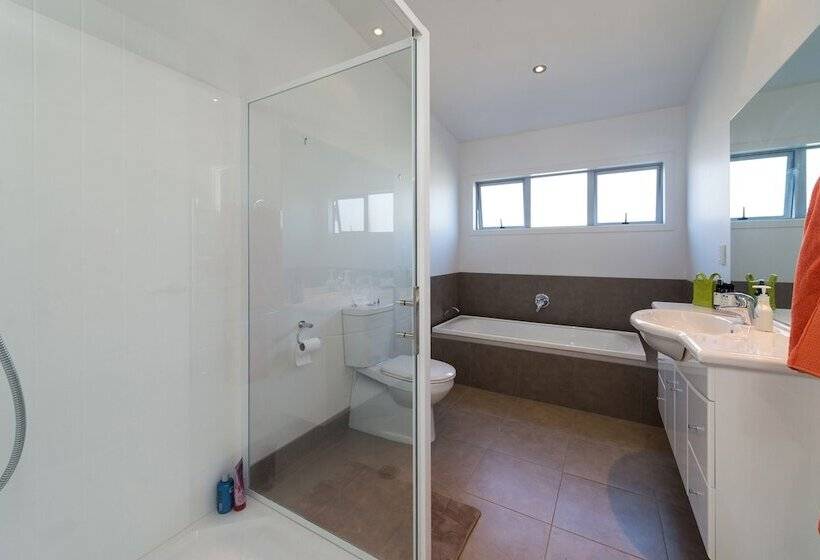 Lupin Lodge Bed And Breakfast