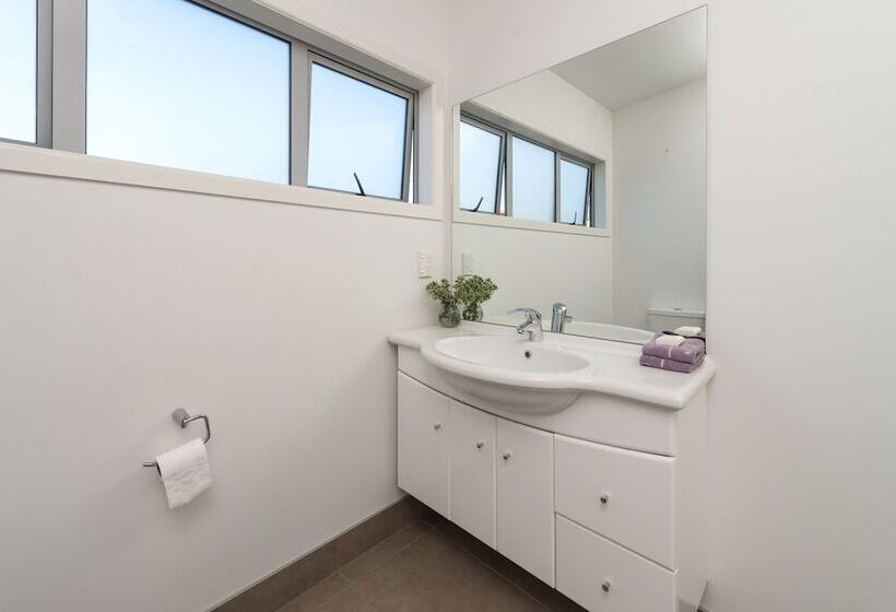 Lupin Lodge Bed And Breakfast