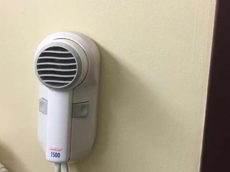 فندق على الطريق Economy Inn