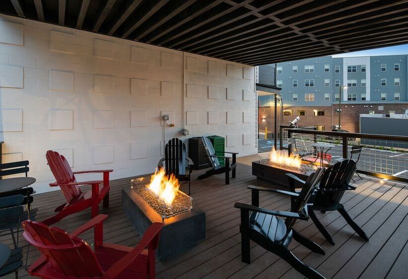 فندق على الطريق Mccoy   Art, Coffee, Beer, Wine