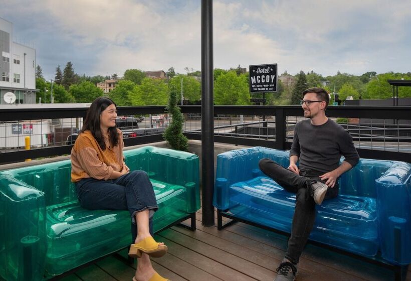 فندق على الطريق Mccoy   Art, Coffee, Beer, Wine