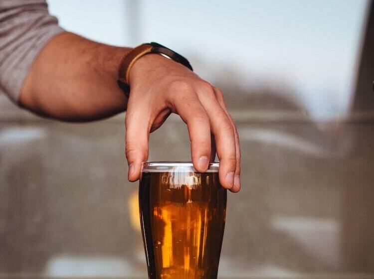 فندق على الطريق Mccoy   Art, Coffee, Beer, Wine