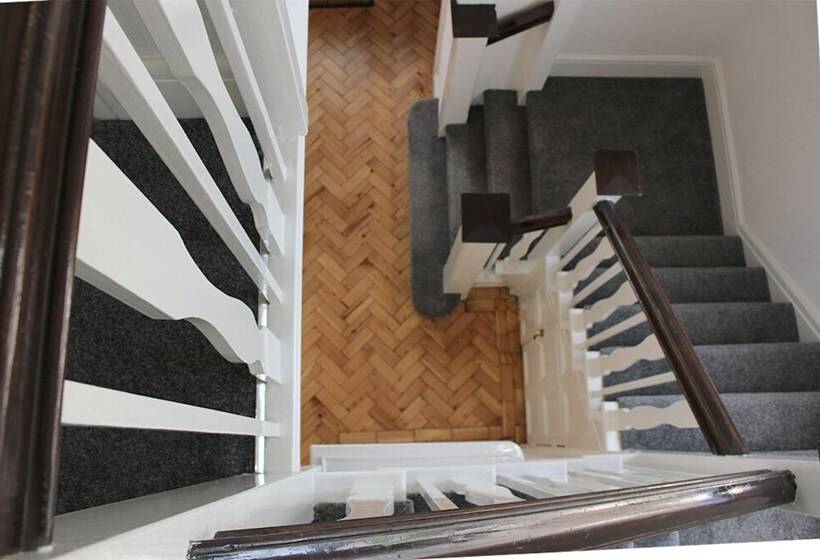 ペンション 786 Newport Road