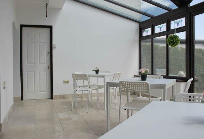 Пансион 786 Newport Road